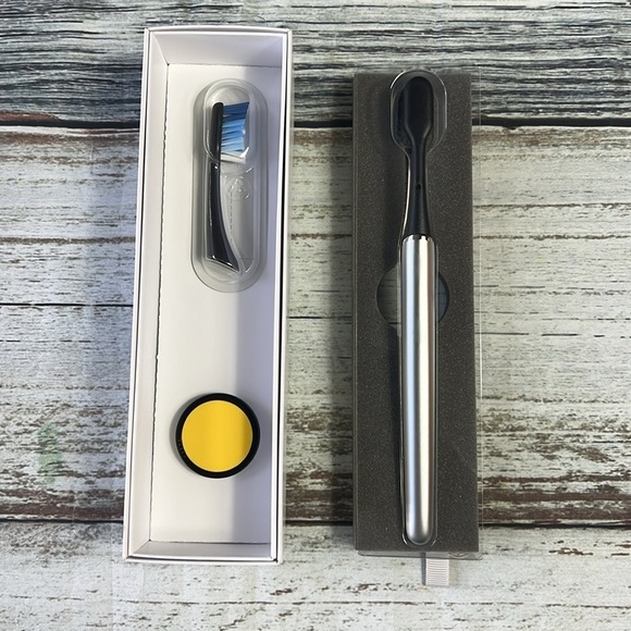 Oral-B Clic Manual Toothbrush With Extra Replacement Head And Magnetic Holder - Picture 6 of 9